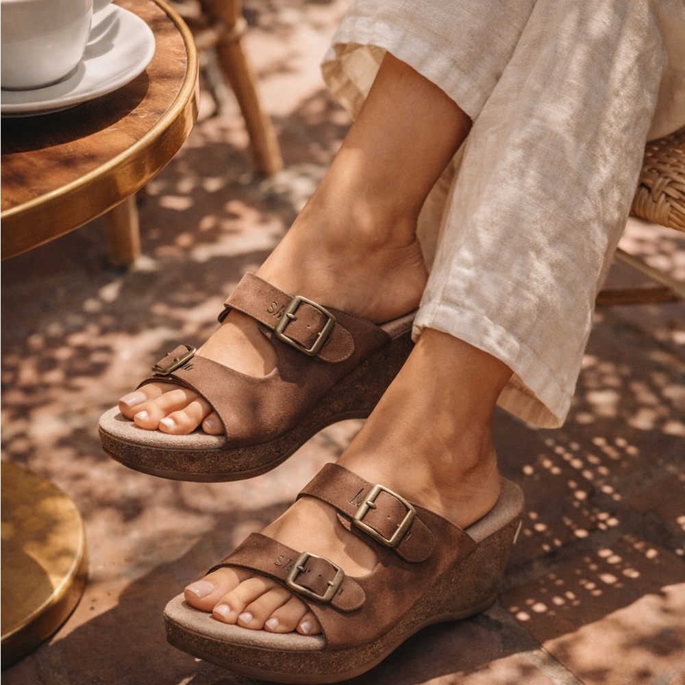 Sam & Libby Wedge Sandals Size 9.5 Beige Brookfield Italy Leather Platform Mule